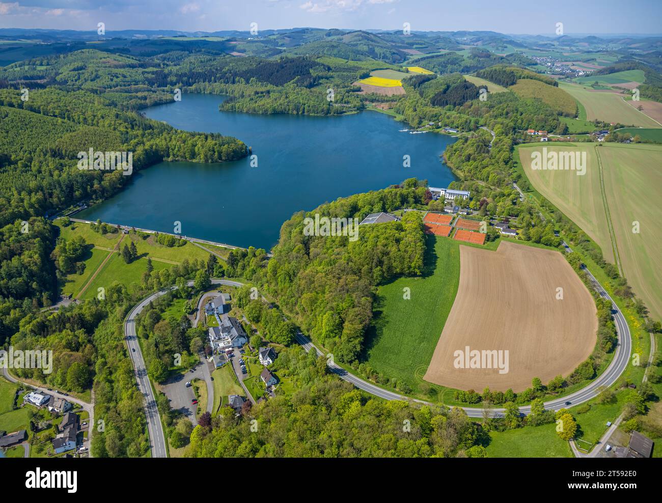 Luftaufnahme, Hennesee-Staudamm, Stausee im Arnsberger Wald, Welcome Hotel Meschede/Hennesee, Berghausen, Meschede, Sauerland, Nordrhein-Westfalen, Stockfoto
