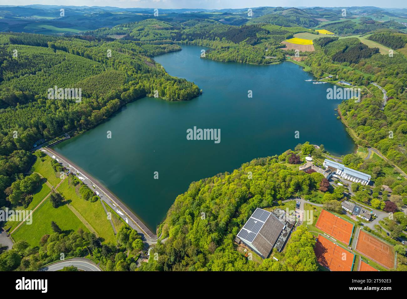 Luftaufnahme, Hennesee-Staudamm, Stausee im Arnsberger Wald, Welcome Hotel Meschede/Hennesee, Berghausen, Meschede, Sauerland, Nordrhein-Westfalen, Stockfoto