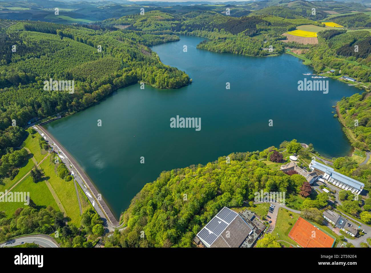 Luftaufnahme, Hennesee-Staudamm, Stausee im Arnsberger Wald, Welcome Hotel Meschede/Hennesee, Berghausen, Meschede, Sauerland, Nordrhein-Westfalen, Stockfoto
