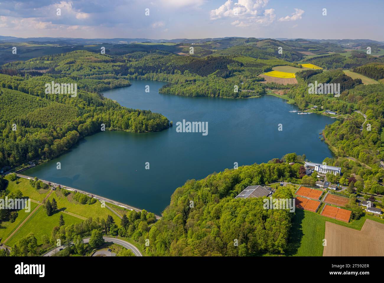 Luftaufnahme, Hennesee-Staudamm, Stausee im Arnsberger Wald, Welcome Hotel Meschede/Hennesee, Berghausen, Meschede, Sauerland, Nordrhein-Westfalen, Stockfoto