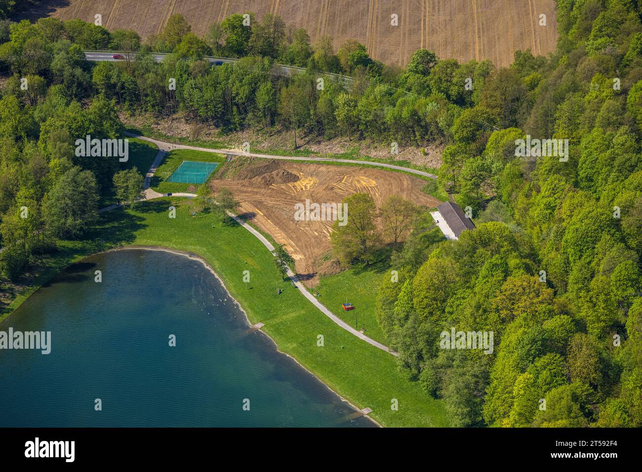 Aus der Vogelperspektive, Hennesee-Staudamm, Stausee im Arnsberger Wald, Baustelle Berghauser Bay und Erdarbeiten am Strand, Berghausen, Meschede, sauer Stockfoto