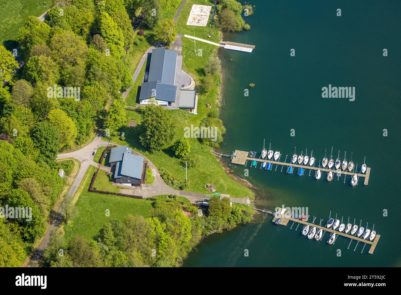 Luftaufnahme, Hennesee-Staudamm, Stausee im Arnsberger Wald, Segelclub und Ruderclub, Berghausen, Meschede, Sauerland, Nordrhein-Westfalen, Ge Stockfoto