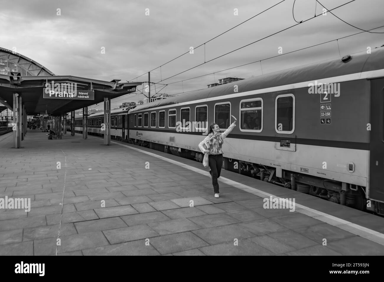 Peron mit Passagieren im großen Hauptbahnhof am Herbstabend in Prag CZ 10 30 2023 Stockfoto