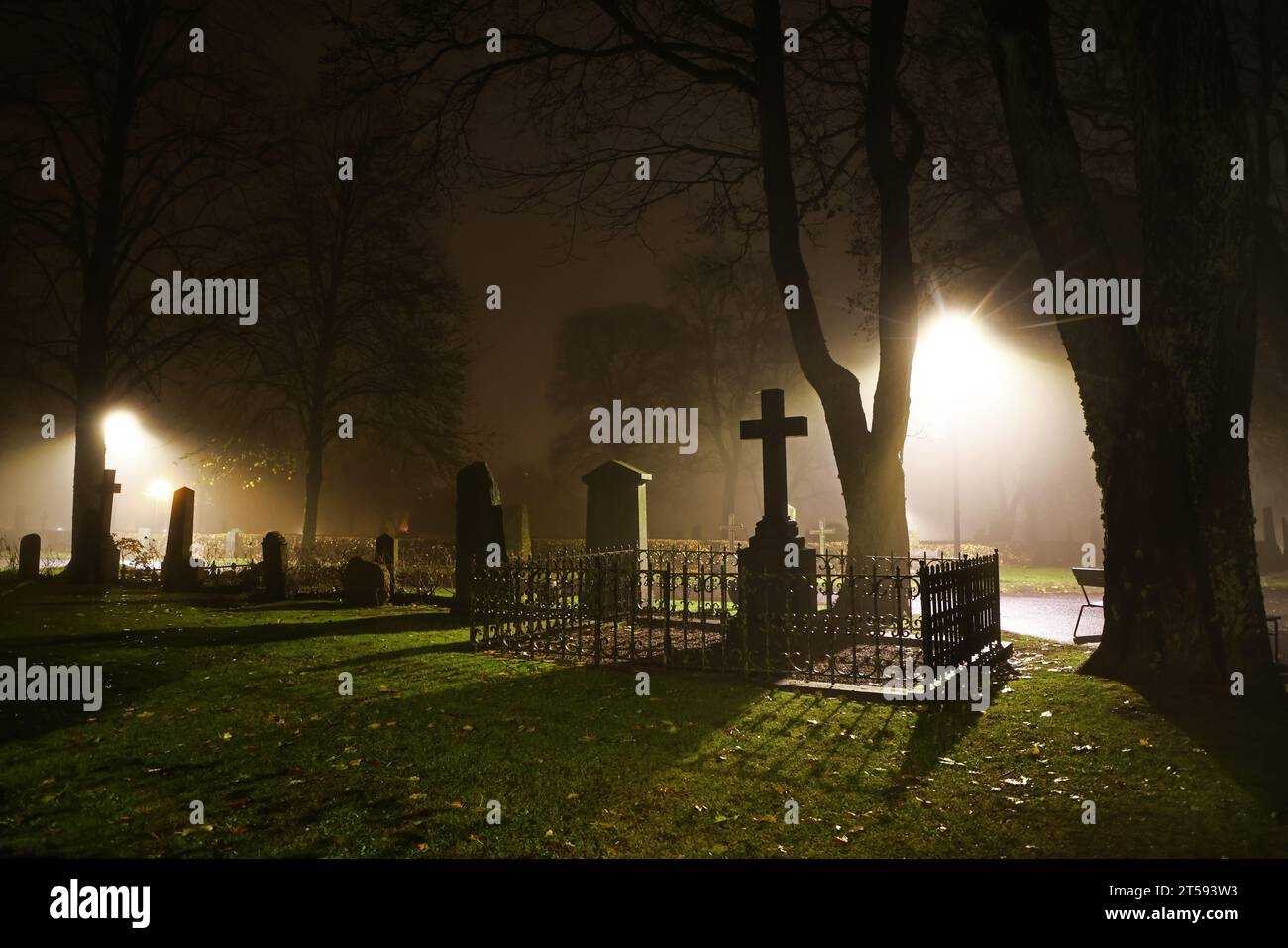 Motala, Schweden. November 2023. Saisonales Wetter, am Abend vor dem Allerheiligen-Tag (auf schwedisch: Alla helgons dag), am Freitagabend auf dem Motala Friedhof in Motala, Schweden. Viele hatten Kerzen angezündet, um die verstorbenen Angehörigen zu ehren. Quelle: Jeppe Gustafsson/Alamy Live News Stockfoto