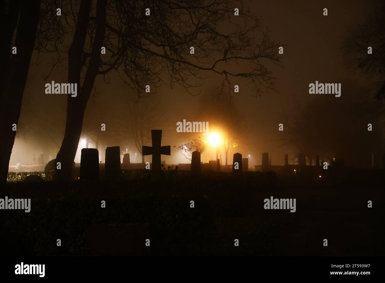 Motala, Schweden. November 2023. Saisonales Wetter, am Abend vor dem Allerheiligen-Tag (auf schwedisch: Alla helgons dag), am Freitagabend auf dem Motala Friedhof in Motala, Schweden. Viele hatten Kerzen angezündet, um die verstorbenen Angehörigen zu ehren. Quelle: Jeppe Gustafsson/Alamy Live News Stockfoto