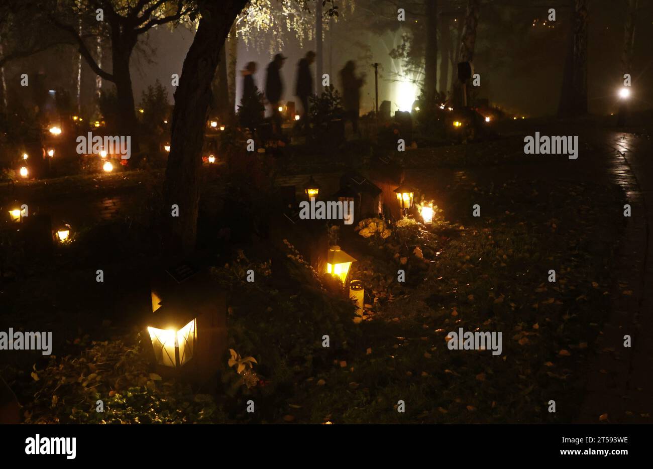 Motala, Schweden. November 2023. Saisonales Wetter, am Abend vor dem Allerheiligen-Tag (auf schwedisch: Alla helgons dag), am Freitagabend auf dem Motala Friedhof in Motala, Schweden. Viele hatten Kerzen angezündet, um die verstorbenen Angehörigen zu ehren. Quelle: Jeppe Gustafsson/Alamy Live News Stockfoto