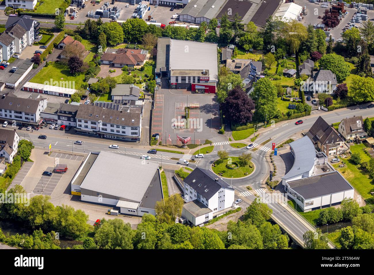 Luftaufnahme, Ortskern mit Kreisverkehr, Hachener Straße und Bundesstraße B229, Rewe und Netto Supermarkt, das Küchenhaus Müller GmbH, Hachen, S Stockfoto