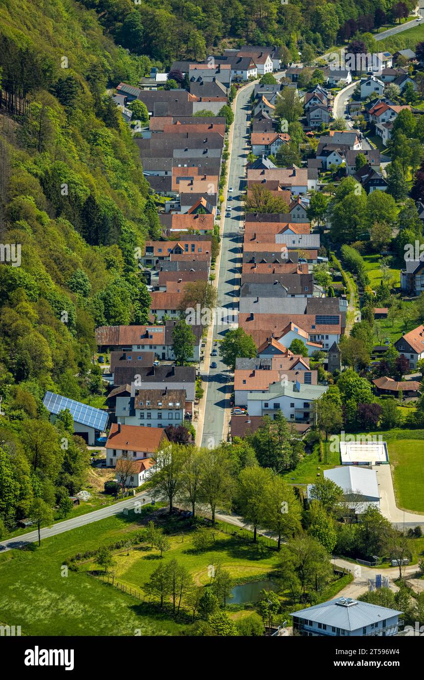 Luftaufnahme, Wohnsiedlung Hagener Straße mit Schatten der Häuser, Hagen, Sundern, Sauerland, Nordrhein-Westfalen, Deutschland, DE, Europa, PR Stockfoto