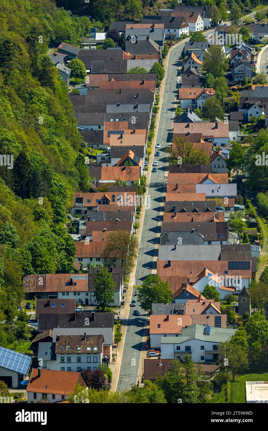 Luftaufnahme, Wohnsiedlung Hagener Straße mit Schatten der Häuser, Hagen, Sundern, Sauerland, Nordrhein-Westfalen, Deutschland, DE, Europa, PR Stockfoto