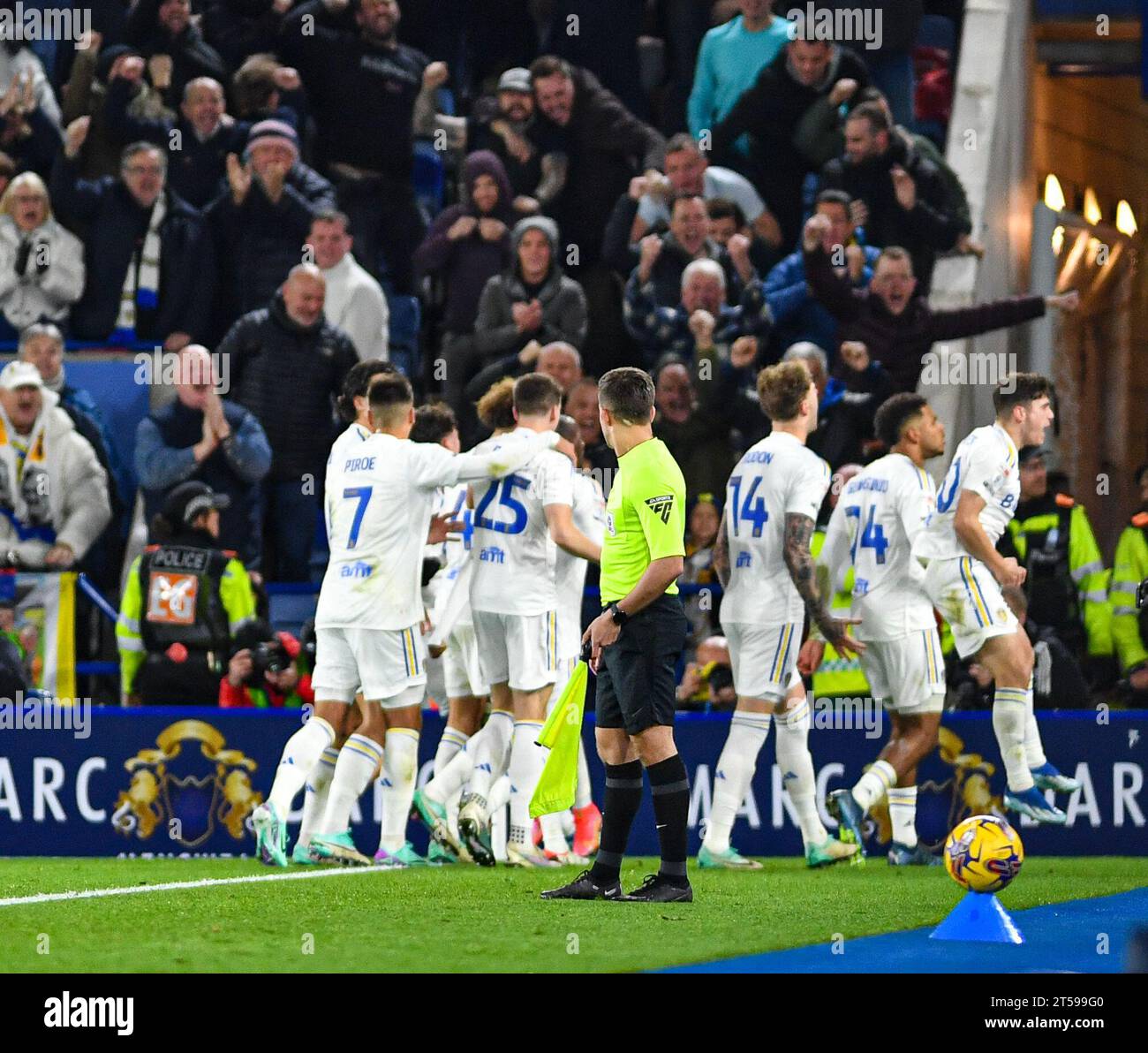 King Power Stadium, Leicester, Großbritannien. November 2023. EFL Championship Football, Leicester City gegen Leeds United; Leeds feiern das Eröffnungstor, das Georginio Rutter in der 58. Minute erzielte Credit: Action Plus Sports/Alamy Live News Stockfoto