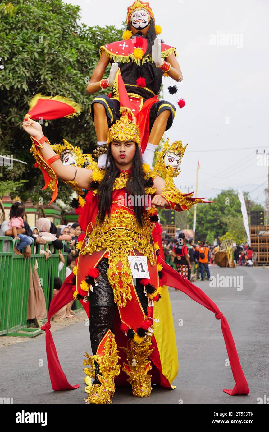 Der Teilnehmer Biro Fashion Karneval mit exotischem Kostüm Stockfoto