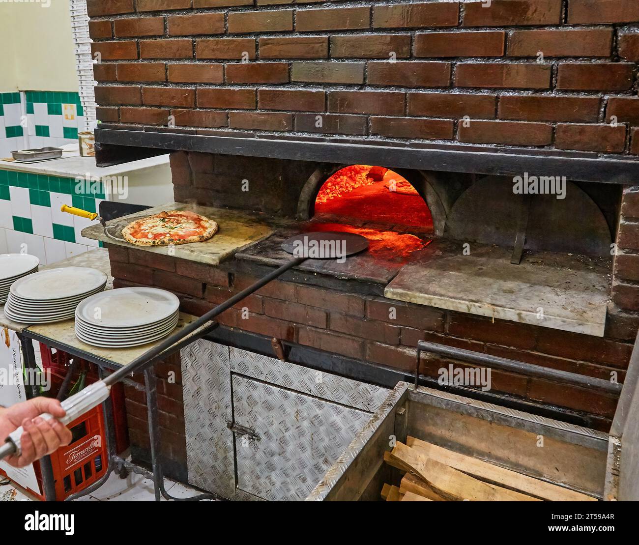 Gebackene leckere Margherita Pizza im traditionellen Holzofen, in Neapel, Italien. Original neapolitanische Pizza. Red Hot Kohle. Stockfoto