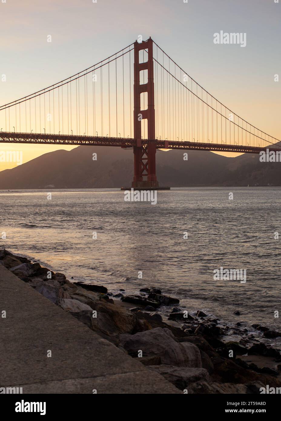 Fangen Sie die faszinierende Schönheit der Golden Gate Bridge ein, ein technisches Wunderwerk an der San Francisco Bay. Genießen Sie den bezaubernden Reiz dieses B Stockfoto