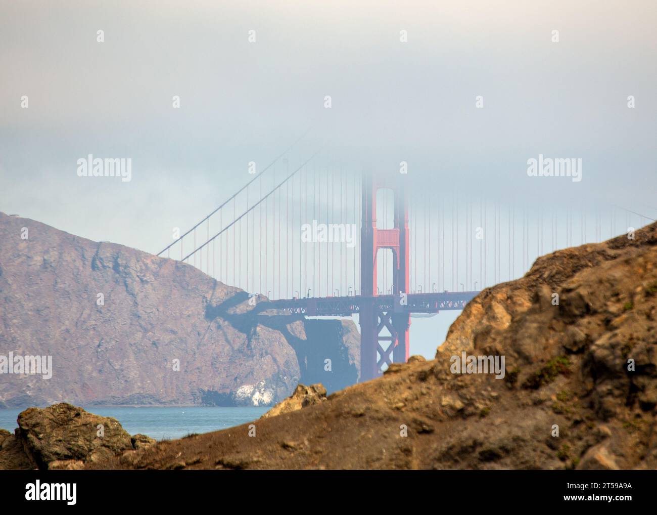 Fangen Sie die faszinierende Schönheit der Golden Gate Bridge ein, ein technisches Wunderwerk an der San Francisco Bay. Genießen Sie den bezaubernden Reiz dieses B Stockfoto