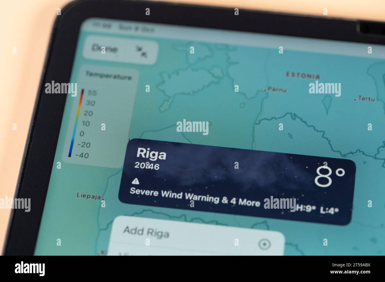 New York, USA - 8. Oktober 2023: Überprüfung der Temperatur in Riga City mit der Online-App ipad Tablet-Bildschirm Nahansicht Stockfoto