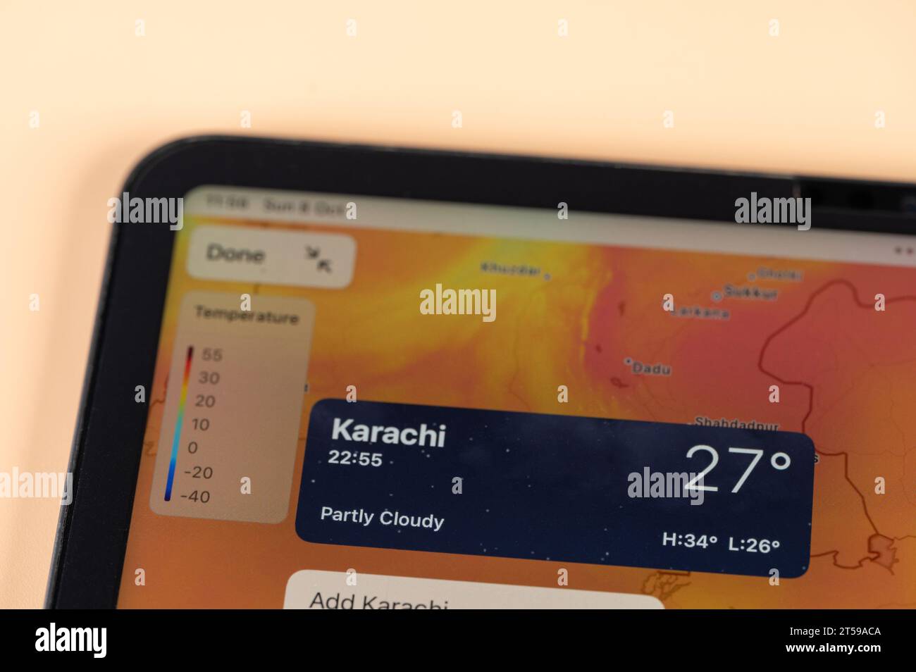 New York, USA – 8. Oktober 2023: Überprüfung der Temperatur draußen in Karachi City über die Online-App ipad Tablet Bildschirm Nahansicht Stockfoto