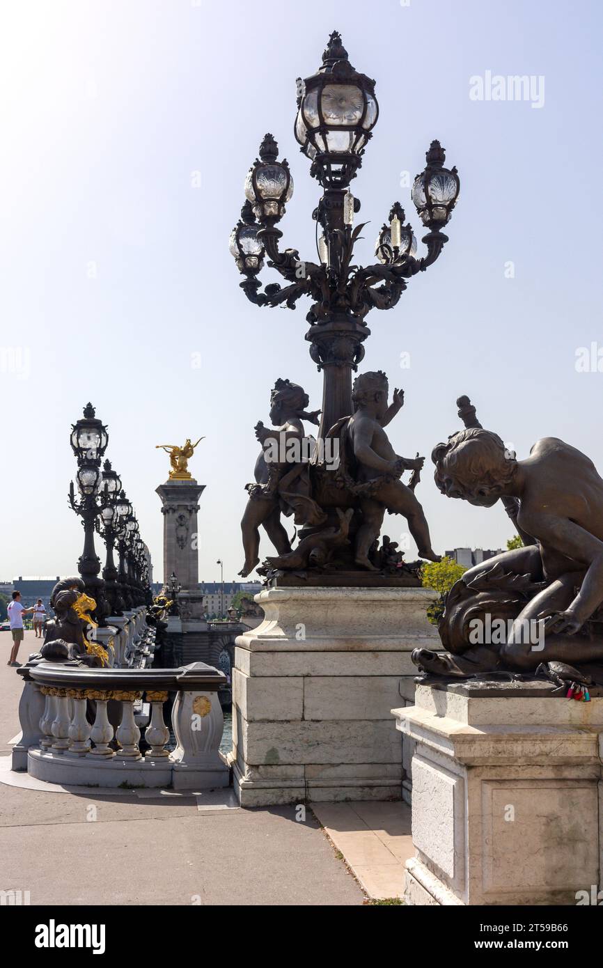 Kunstvolle Straßenlaternen auf der Brücke Pont Alexandre III, 8. Arrondissement, Paris, Île-de-France, Frankreich Stockfoto