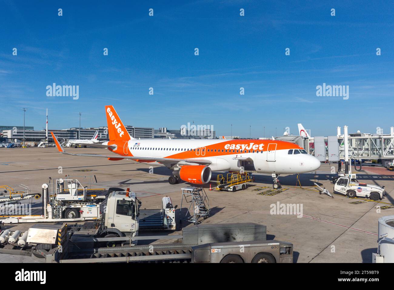 Flugzeuge des EasyJet Airbus A320 am Flughafen Paris Charles de Gaulle (Aéroport de Paris-Charles-de-Gaulle), Roissy-en-France, Île-de-France, Frankreich Stockfoto