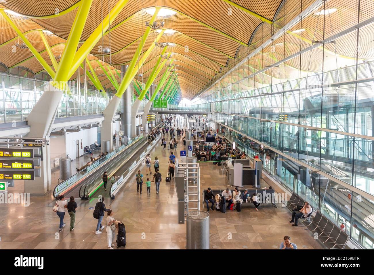 Abflughalle in Terminal 4. Flughafen Madrid-Barajas, Bezirk Barajas, Madrid, Königreich Spanien Stockfoto