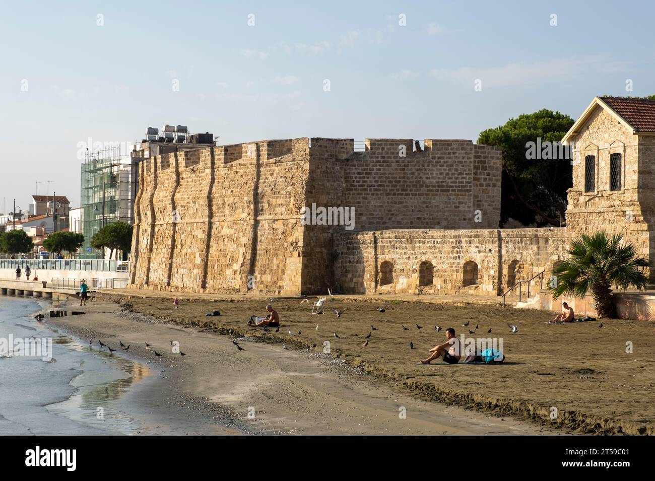 Schloss Larnaca und Strand von finikoudes, Larnaca, Zypern. Stockfoto