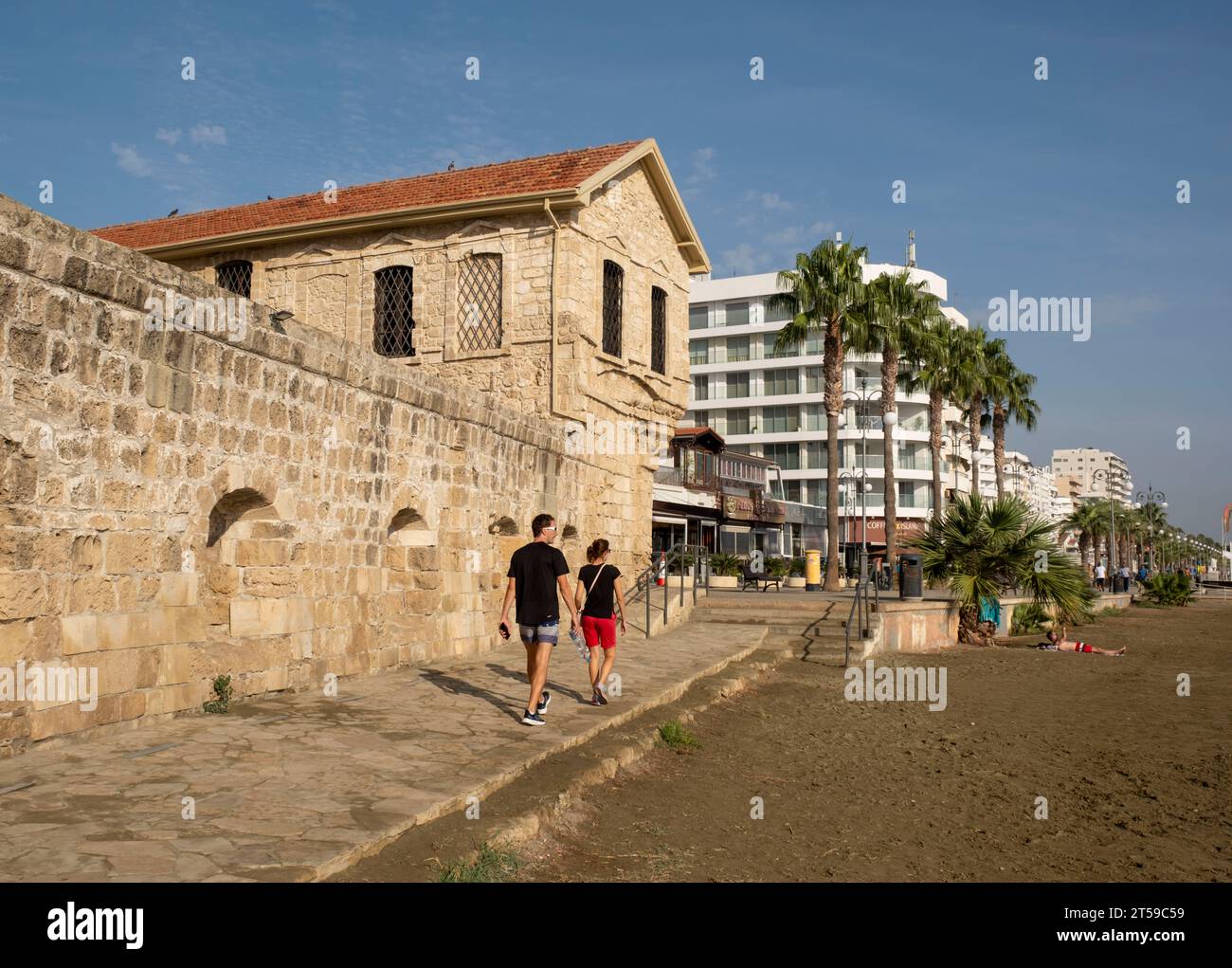 Schloss Larnaca und Strand von finikoudes, Larnaca, Zypern. Stockfoto