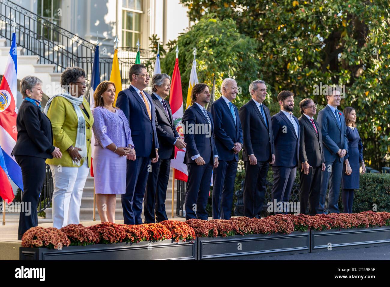 Washington, Usa. November 2023. US-Präsident Joe Biden, Center, posiert zusammen mit den Führungspersönlichkeiten auf dem ersten Americas Partnership for Economic Prosperity Leaders Summit am Südportiko des Weißen Hauses, 3. November 2023 in Washington, DC, links nach rechts: die mexikanische Außenministerin Alicia Barcena, die Premierministerin von Barbados Mia Mottley, die Präsidentin von Peru Dina Boluarte, der Präsident von Costa Rica Rodrigo Chaves Robles, der Präsident von Ecuador Guillermo Lasso, der Präsident von Uruguay Luis Lacalle Pou, der US-Präsident Joe Biden, der Präsident der Dominikanischen Republik Luis Abinader, der chilenische Präsident Gabr Stockfoto