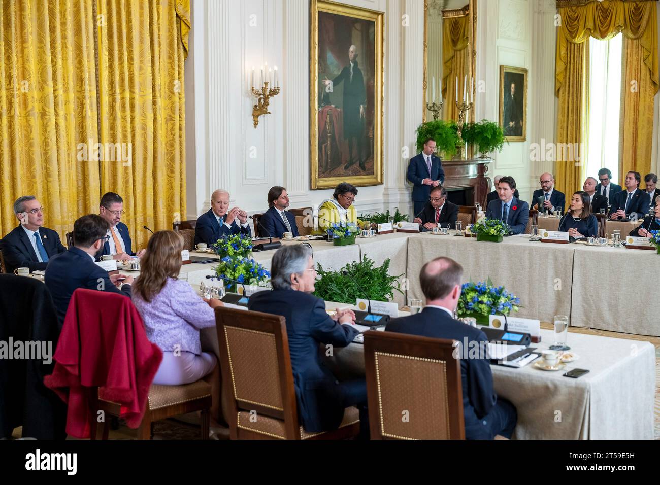 Washington, Usa. November 2023. US-Präsident Joe Biden, Zentrum, kommentiert während des ersten Americas Partnership for Economic Prosperity Leaders Summit im East Room of the White House, 3. November 2023 in Washington, DC Credit: Adam Schultz/White House Photo/Alamy Live News Stockfoto