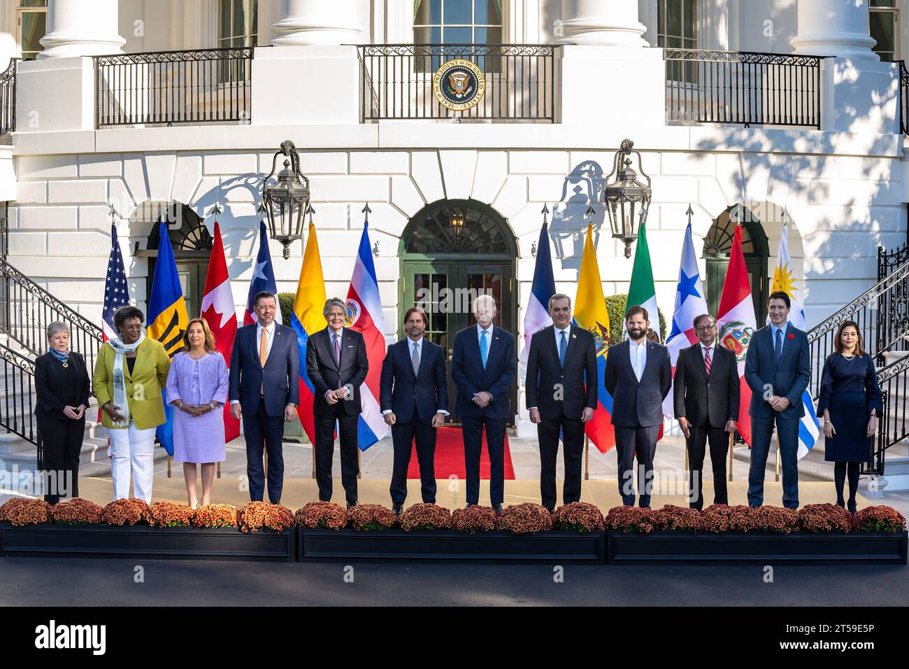 Washington, Usa. November 2023. US-Präsident Joe Biden, Center, posiert zusammen mit den Führungspersönlichkeiten auf dem ersten Americas Partnership for Economic Prosperity Leaders Summit am Südportiko des Weißen Hauses, 3. November 2023 in Washington, DC, links nach rechts: die mexikanische Außenministerin Alicia Barcena, die Premierministerin von Barbados Mia Mottley, die Präsidentin von Peru Dina Boluarte, der Präsident von Costa Rica Rodrigo Chaves Robles, der Präsident von Ecuador Guillermo Lasso, der Präsident von Uruguay Luis Lacalle Pou, der US-Präsident Joe Biden, der Präsident der Dominikanischen Republik Luis Abinader, der chilenische Präsident Gabr Stockfoto