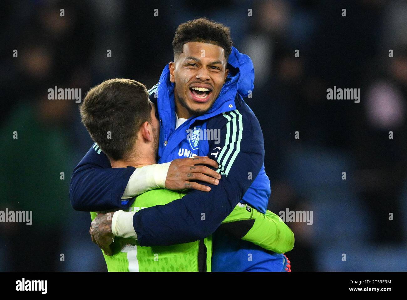 Georginio Rutter von Leeds United feiert den Sieg, indem er am Freitag, den 3. November 2023, im King Power Stadium in Leicester, dem Torhüter von Leeds United, in die Arme von Illan Meslier springt. (Foto: Jon Hobley | MI News) Credit: MI News & Sport /Alamy Live News Stockfoto