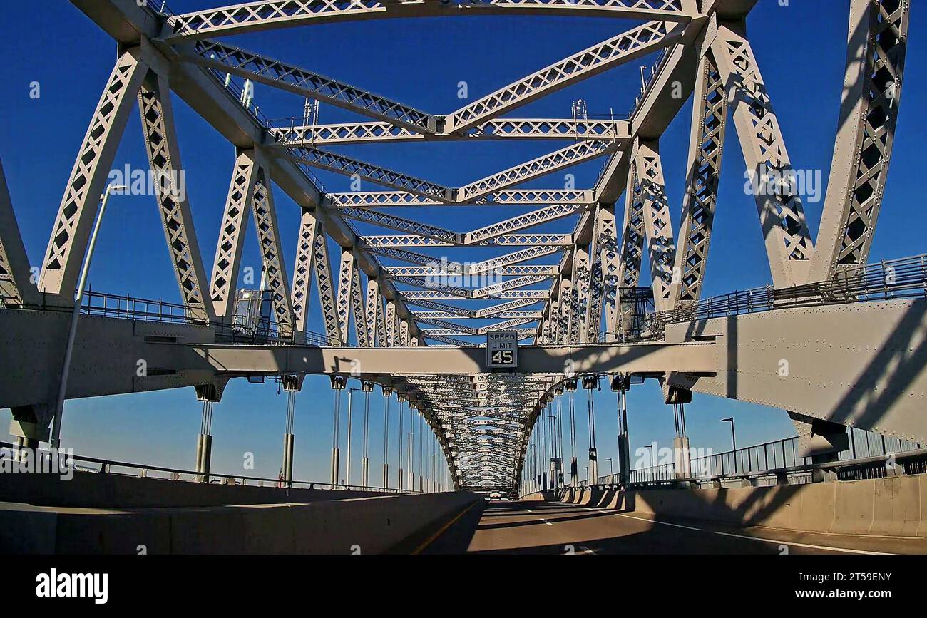 Blick auf das tragende Gerüst der Bayonne Brücke, eine durchgehende Bogenbrücke an einem klaren, sonnigen Tag -01 Stockfoto