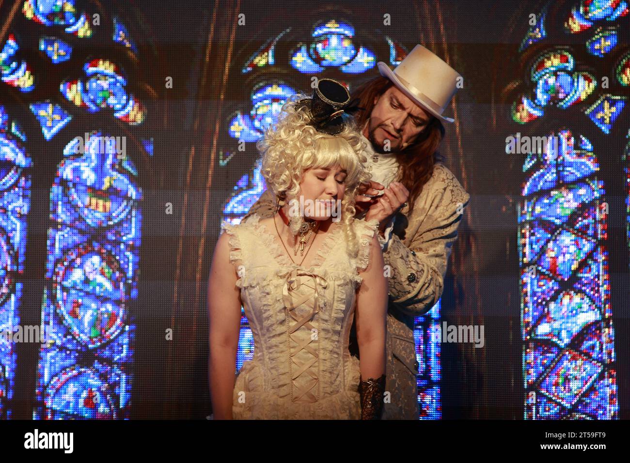 Brocken, Deutschland. November 2023. Faust-Schauspieler Christian Venske steht neben Gretchen-Schauspielerin Anika Bollmann in einer Szene. Nach einer vierjährigen Pause fand am Brocken die Premiere von „Faust on the Brocken – Rock Theater based on Goethe“ statt. Weitere Aufführungen sind an Wochenenden bis 19.11 geplant. Die Gäste werden von Wernigerode zum Brocken mit dem von der Harzer Schmalspurbahnen GmbH betriebenen Mephisto Express transportiert. Quelle: Matthias Bein/dpa/Alamy Live News Stockfoto