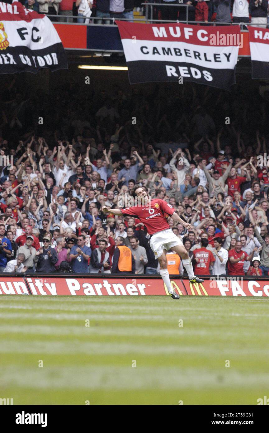 GARY NEVILLE, FA CUP FINALE, FEIER, 2004: Gary Neville feiert Manchester United vor seinen Fans das Eröffnungstor, FA Cup Finale 2004, Manchester United gegen Millwall, 22. Mai 2004. Man Utd gewann das Finale mit 3:0. Foto: ROB WATKINS Stockfoto