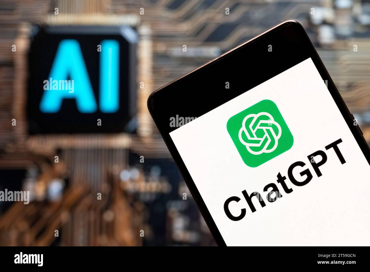 In dieser Foto-Illustration ist der von OpenAI entwickelte Sprachmodell-basierte Chatbot ChatGPT, das auf einem Smartphone mit einem Chip für künstliche Intelligenz (KI) und einem Symbol im Hintergrund zu sehen ist. Stockfoto