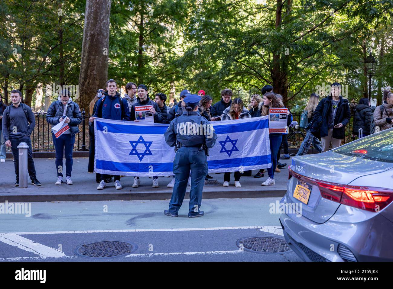 New York, Usa. November 2023. Eine Person hält ein Handy mit grafischen Bildern aus Gaza während eines von Studenten geführten Protestes auf dem Campus der New York University, der zu einem Waffenstillstand in Gaza aufruft. Die Proteste auf Collegegeländen im ganzen Land haben zugenommen und fordern ein Ende der Vergeltungsbombardierung von Gaza, nachdem die militante palästinensische Gruppe am 7. Oktober einen tödlichen Angriff in Süd-Israel gestartet hatte. (Foto: Michael Nigro/Pacific Press) Credit: Pacific Press Media Production Corp./Alamy Live News Stockfoto