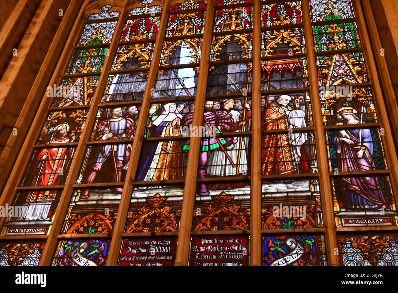 Buntglasfenster in der Kathedrale St. Michael und St. Gudula (Cathédrale des Saints Michel et Gudule) – Brüssel Belgien Stockfoto