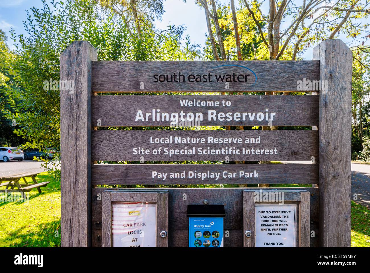 Begrüßungsschild im Arlington Reservoir, einem Gebiet von besonderem wissenschaftlichem Interesse und lokalem Naturschutzgebiet, das von South East Water, Polegate, East Sussex verwaltet wird Stockfoto
