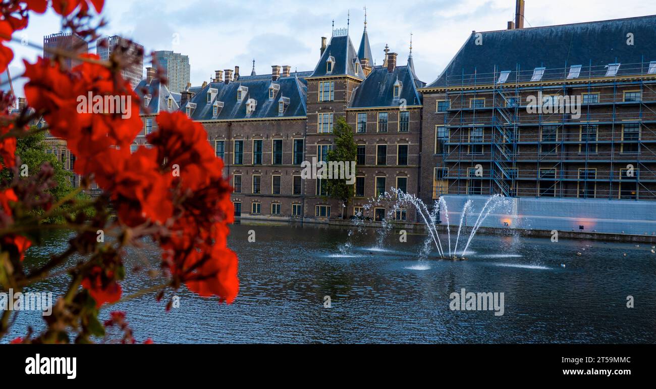 Das Haager Schloss Binnenhof neben dem Hohvijfer Kanal. Niederlande: Niederländische Parlamentsgebäude. Stockfoto