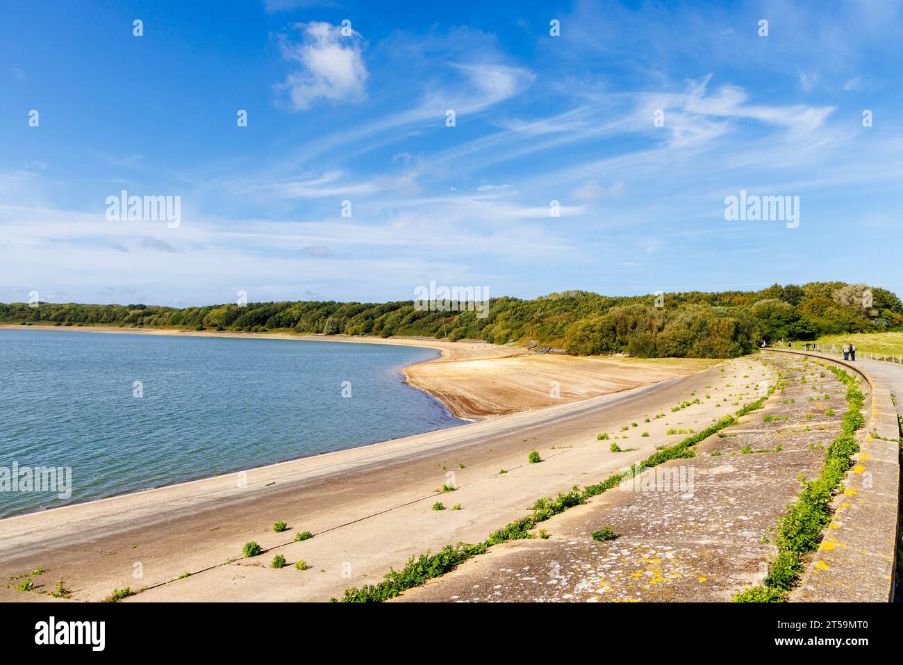 Niedrigwasserstand im Arlington Reservoir, einer Site of Special Scientific Interest und einem lokalen Naturschutzgebiet, das von South East Water in East Sussex verwaltet wird Stockfoto
