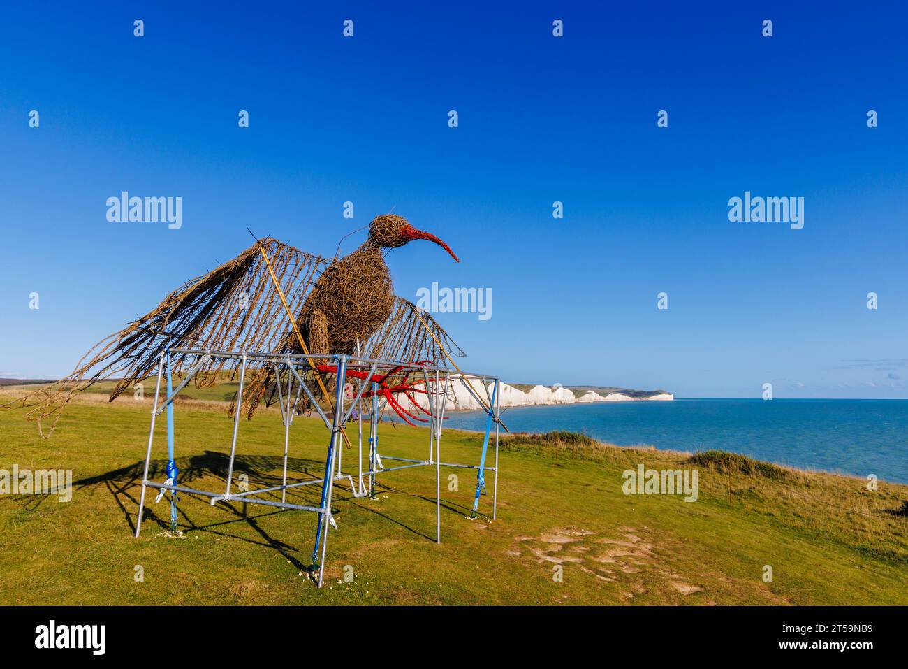 Die öffentliche Kunstinstallation von Abbie Stanton in Cuckmere Haven mit Blick auf die Seven Sisters Cliffs in East Sussex Stockfoto