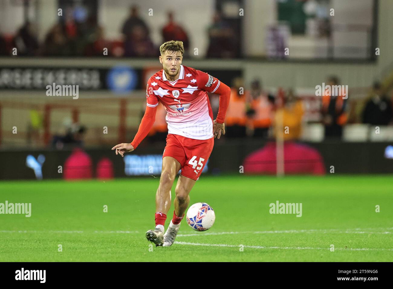 Barnsley, Großbritannien. November 2023. John Mcatee #45 von Barnsley Pässen während des 1. Runde Matches Barnsley gegen Horsham FC in Oakwell, Barnsley, Vereinigtes Königreich, 3. November 2023 (Foto: Mark Cosgrove/News Images) in Barnsley, Vereinigtes Königreich am 11.03.2023. (Foto: Mark Cosgrove/News Images/SIPA USA) Credit: SIPA USA/Alamy Live News Stockfoto