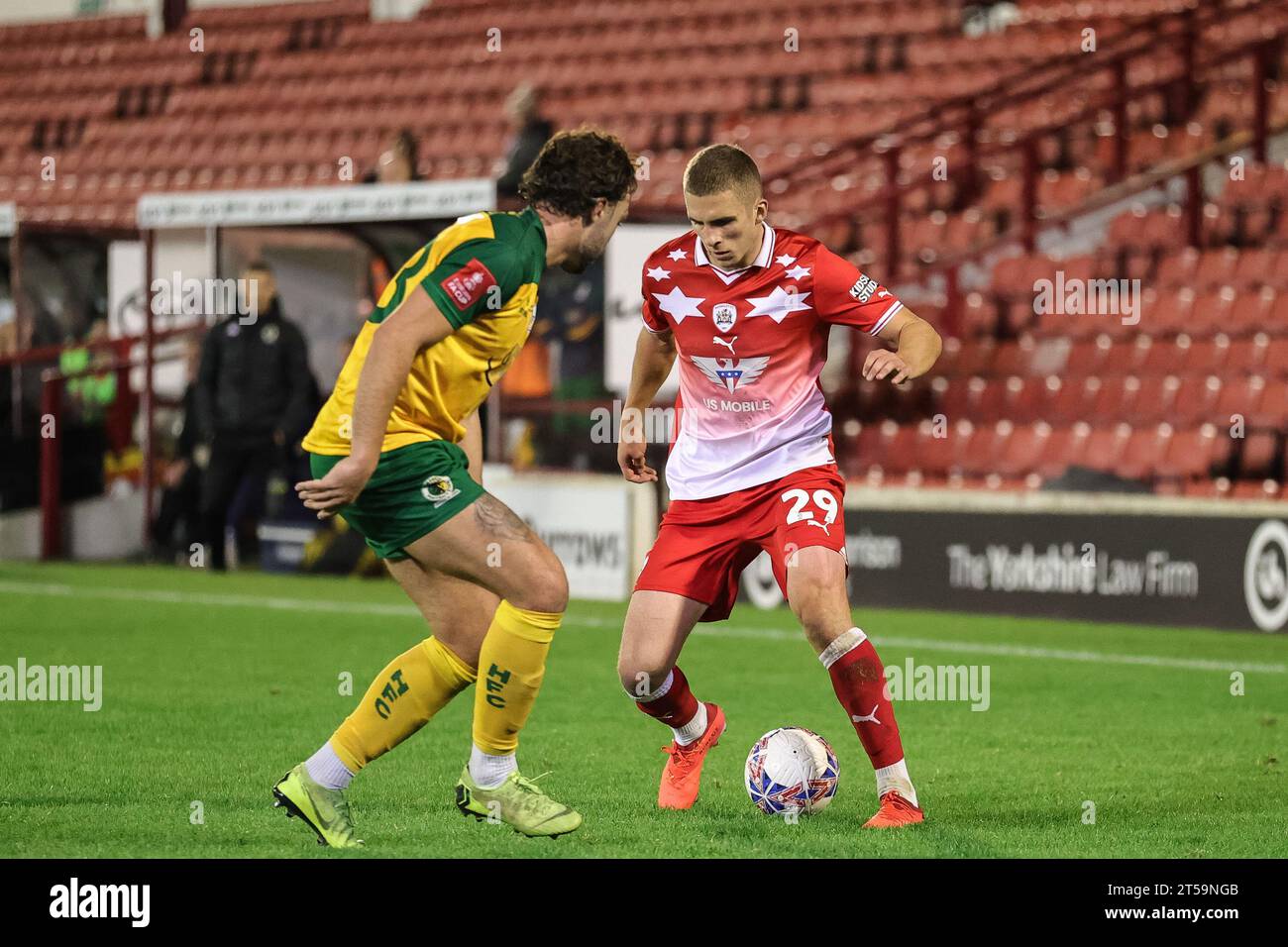 Barnsley, Großbritannien. November 2023. Owen Dodgson #29 von Barnsley hält den Ball während des 1. Rundenspiels Barnsley gegen Horsham FC in Oakwell, Barnsley, Großbritannien, am 3. November 2023 (Foto: Mark Cosgrove/News Images) in Barnsley, Großbritannien, am 11. März 2023. (Foto: Mark Cosgrove/News Images/SIPA USA) Credit: SIPA USA/Alamy Live News Stockfoto