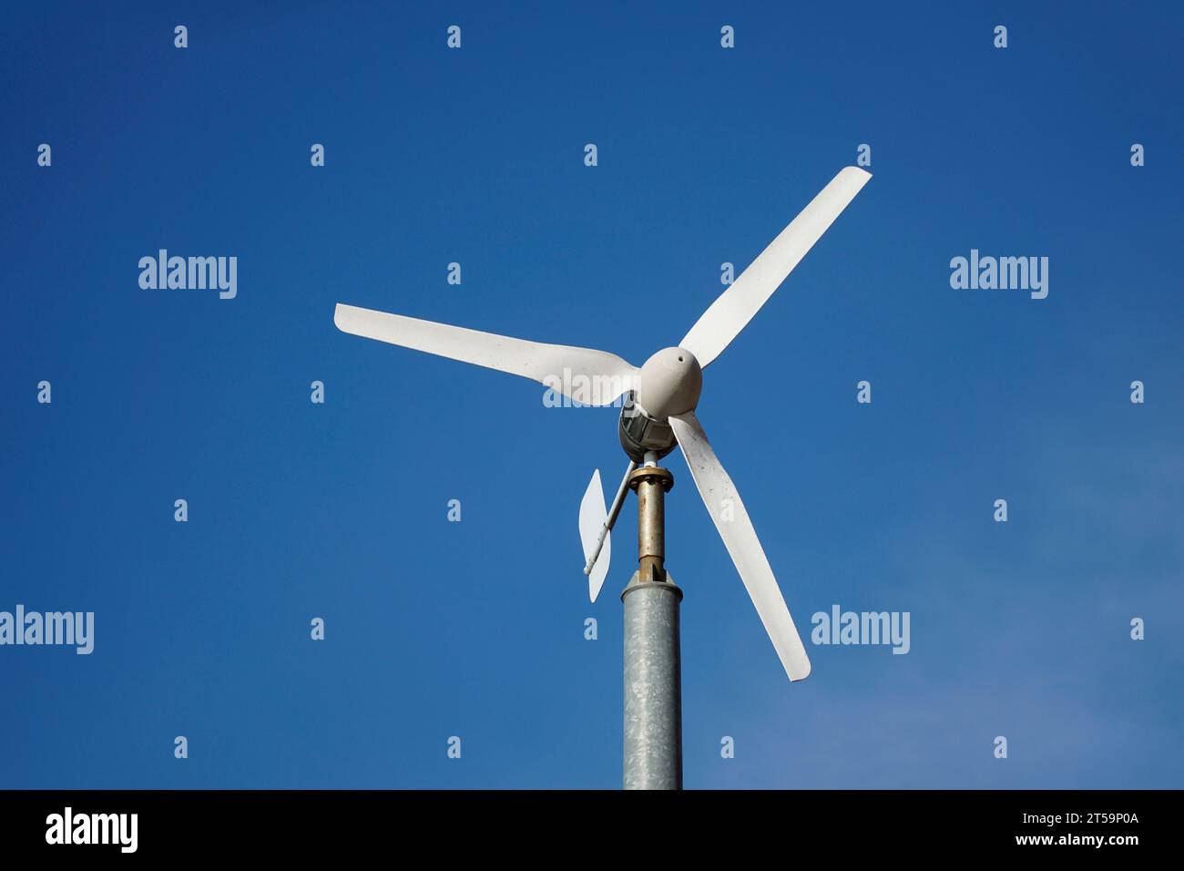 Windkraftanlage und Himmel im Hintergrund Stockfoto