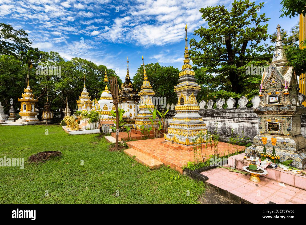 Wat Si Saket (Wat Sisaket), kleine Stupas im Garten in der Nähe des Tores, außerhalb des Hofes, Vientiane, Laos, Südostasien, Asien Stockfoto