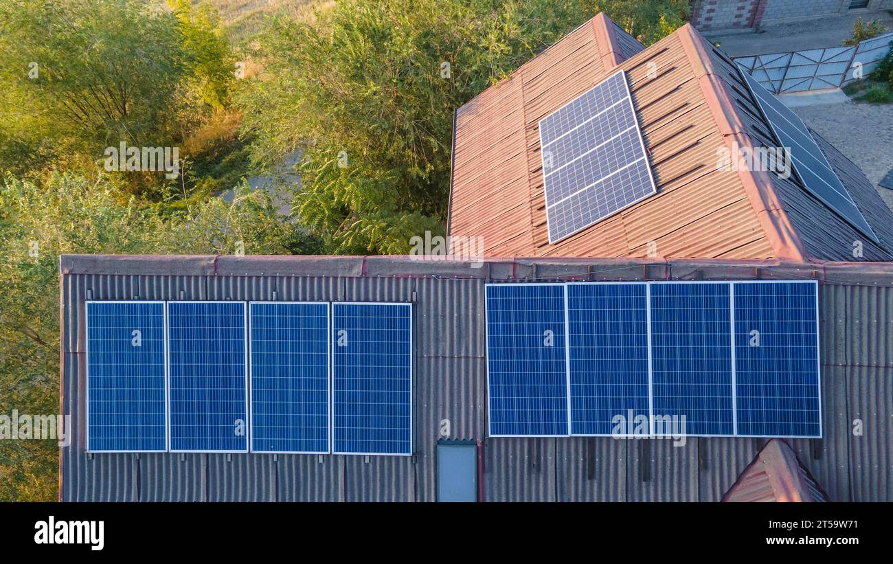 Photovoltaik-Module auf dem Dach eines Hauses. Blick von einer Drohne. Grüne Energie Stockfoto