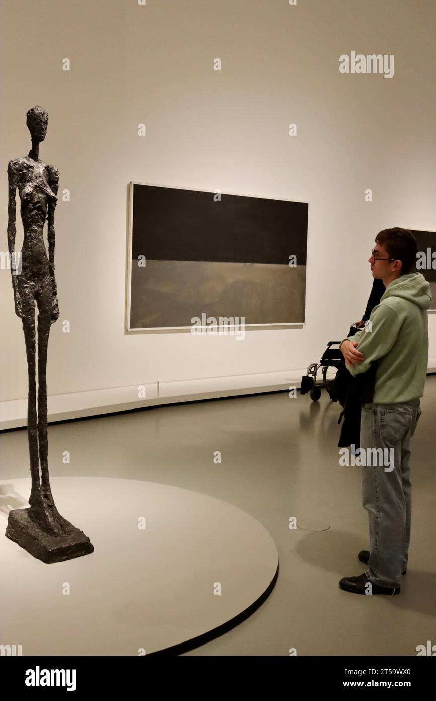 Gemälde von Mark Rothko in der großen Rothko-Ausstellung in der Fondation Louis Vuitton in Paris, Frankreich, Oktober 2023. Giacometti-Skulptur. Stockfoto