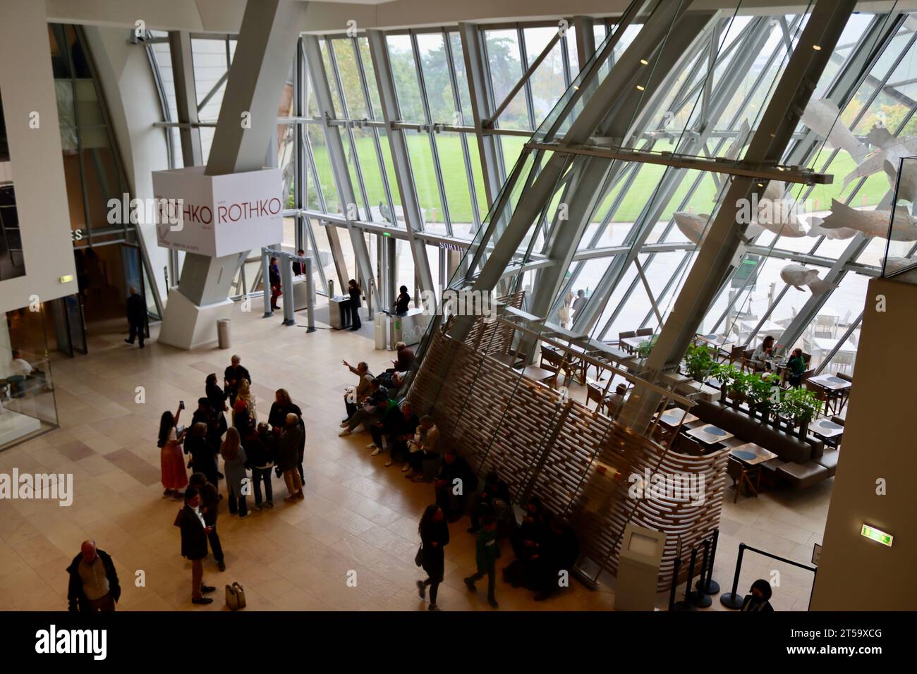 Innenausstattung des von der Fondation Louis Vuitton Frank Gehry entworfenen Gebäudes in Bois de Boulogne in Paris. Stockfoto
