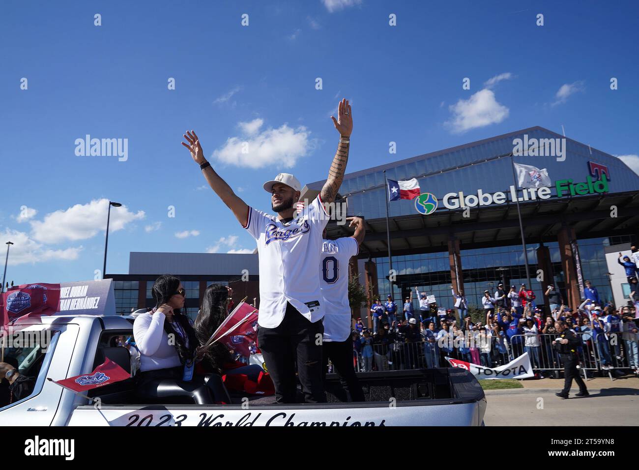 Arlington, Texas, USA. November 2023. Arlington, Texas, USA: Ezequiel Duran und Jonathan Hernandez, Spieler der Texas Rangers, nehmen am Freitag, den 3. November 2023, an der Parade Teil, die ihre Weltmeisterschaft 2023 feiert. (Kreditbild: © Javier Vicencio/eyepix via ZUMA Press Wire) NUR REDAKTIONELLE VERWENDUNG! Nicht für kommerzielle ZWECKE! Stockfoto