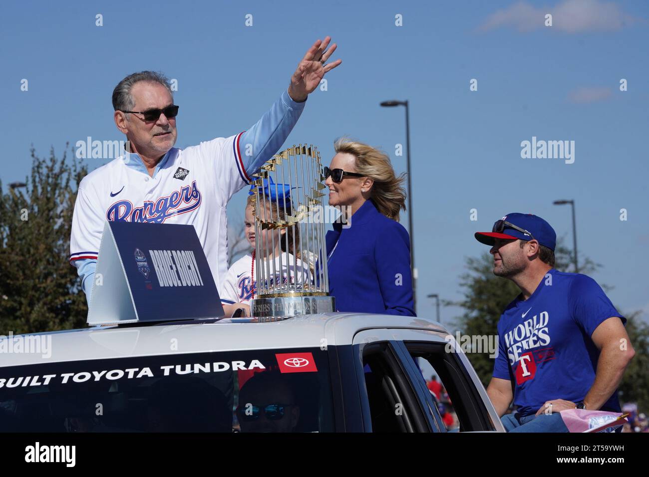 Arlington, Texas, USA. November 2023. Arlington, Texas, USA: Bruce Bochy, Manager der Texas Rangers, nimmt am Freitag, den 3. November 2023, auf den Straßen des Unterhaltungsviertels von Arlington und vor dem Globe Life Field an der Parade Teil, die ihre Weltmeisterschaft 2023 feiert. (Kreditbild: © Javier Vicencio/eyepix via ZUMA Press Wire) NUR REDAKTIONELLE VERWENDUNG! Nicht für kommerzielle ZWECKE! Stockfoto