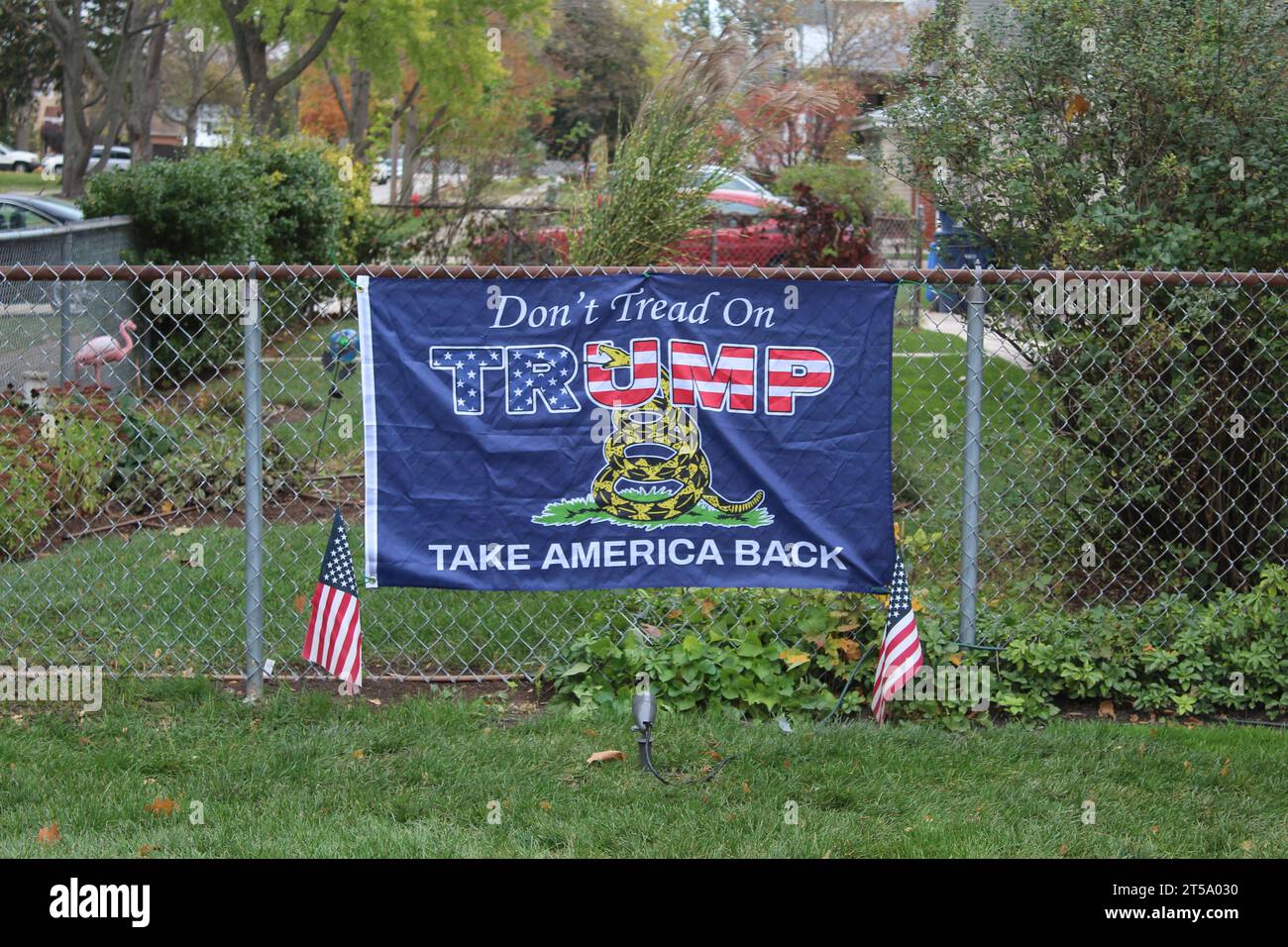 Nimm Amerika mit einer Klapperschlange am Zaun in des Plaines, Illinois, zurück Stockfoto