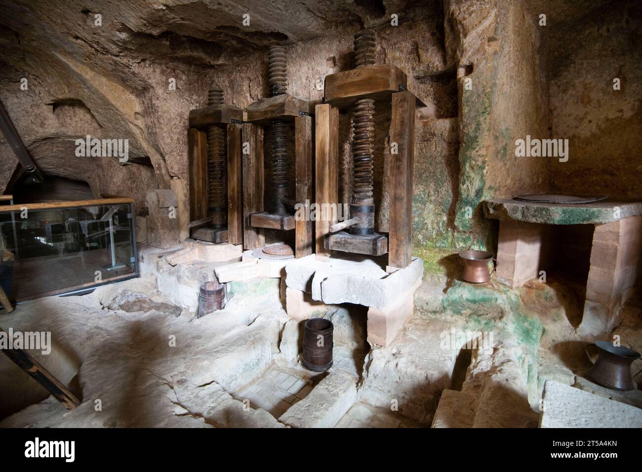 Antike Olivenölpresse Aus Holz Stockfoto